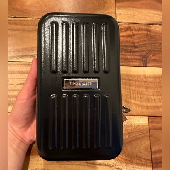 Salvatore Ferragamo Eva Air business class amenities kit (hard case) - Picture 3 of 7